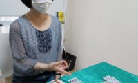 生徒さんのタロットカード展開の癖を見抜き、的確に指導しています